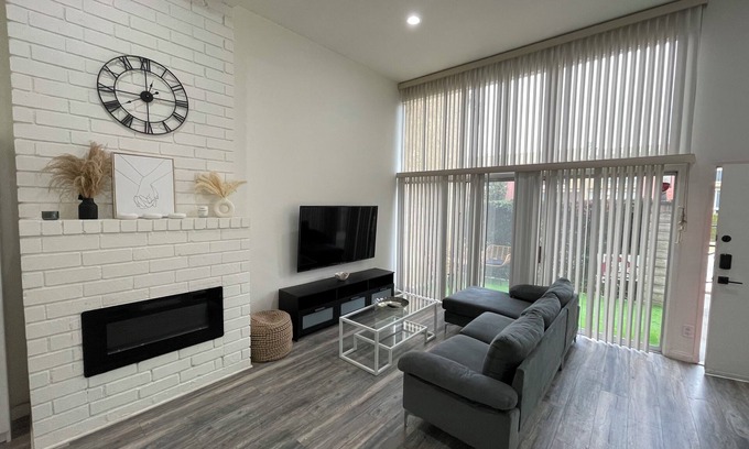 Encino Apartment | Modern 2BR Townhome w/free Hot tub & Pool