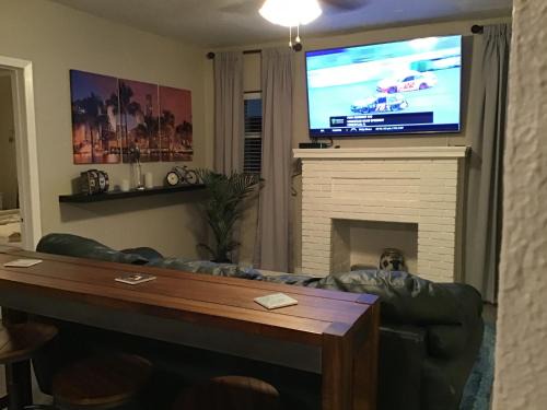 Buena Vista House | Modern 3/1 house close to Beaches and Midtown