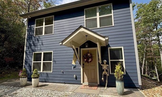 Rabun Gap House | Modern, 3/2 bed with fireplace, screened porch, & outdoor seating area.