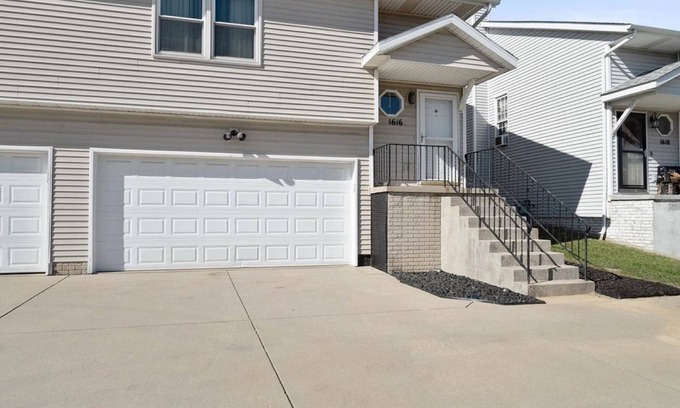 Bloomington House | Modern 3 Bd 5 mins to Rivian