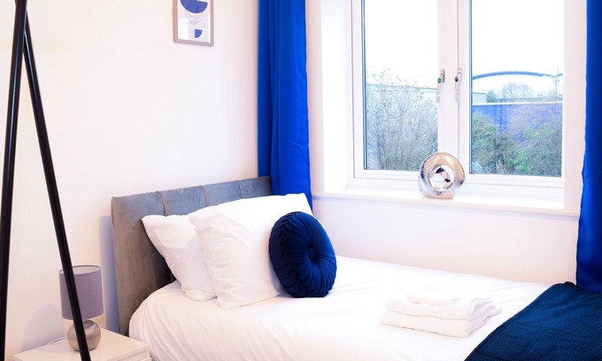 Wolverhampton House | Modern 3 Bed 2 Bath House