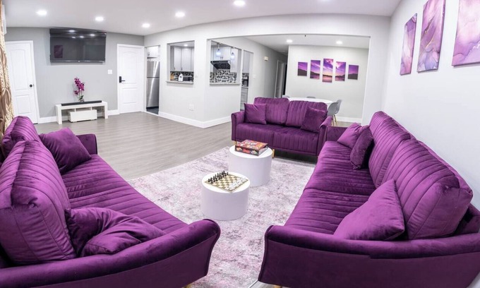 Queens Apartment | Modern 3 Bed 2 Bath Home With Parking: 2 min LGA, 15 min JFK, 20 min Manhattan