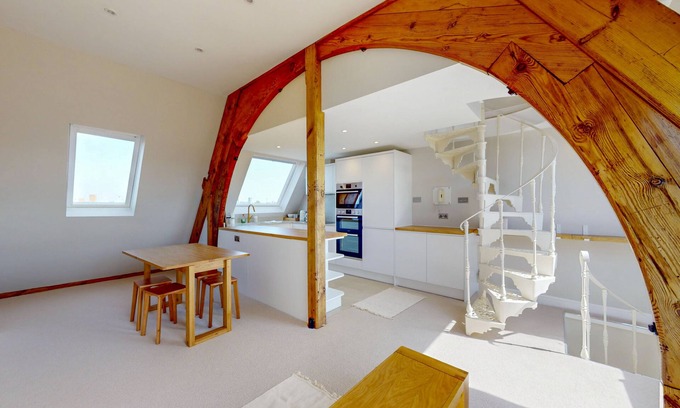 Ravenscourt Park Apartment | Modern 3 Bed Duplex near Stamford Brook Station
