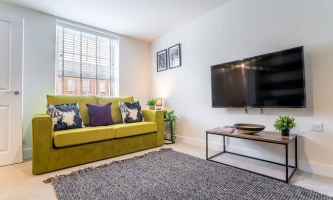 Ashby-de-la-Zouch House | Modern 3 bed house - Wi-Fi and off-road parking