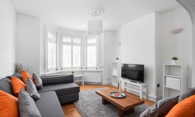 Broad Green House | Modern 3 Bed Home in Croydon Sleeps 6