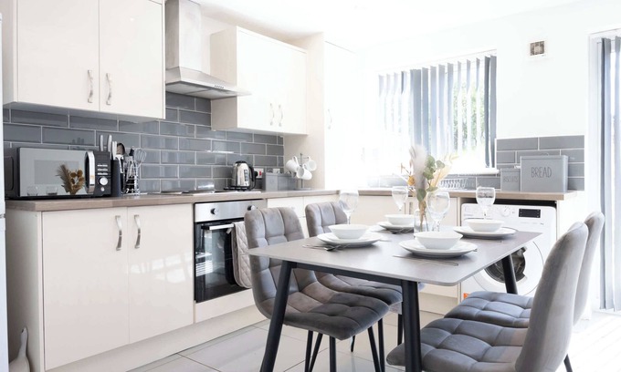 Leigh House | Modern 3 Bed Home with Parking & Garden