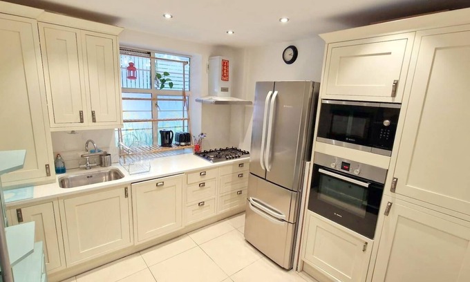 Surrey Docks House | Modern 3-Bed House in Surrey Quays