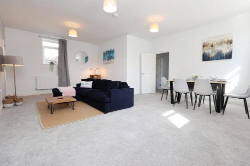 Skewen Apartment | Modern 3 Bed - M4 ACCESS - Wi-Fi