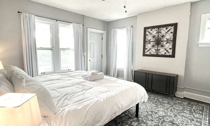 Weinland Park House | Modern 3 Bed- Near OSU- Walkable to Short North