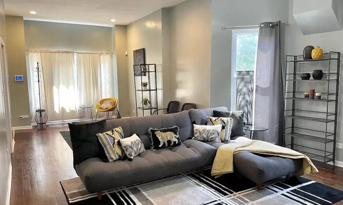 Washington Park Apartment | Modern 3 bed near University of Chicago and Hyde Park