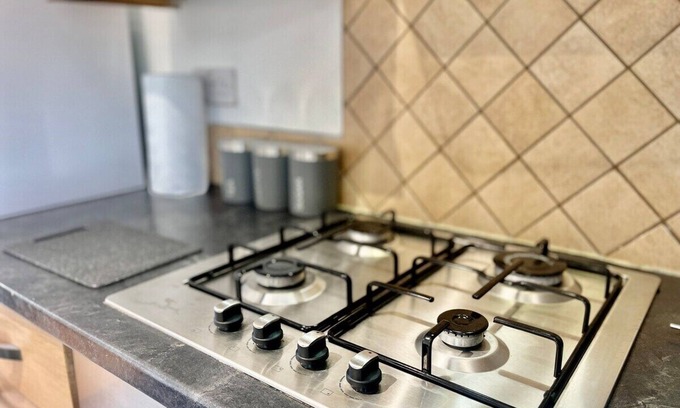 Heaton House | Modern 3 Bed Romford Home (Free Parking)