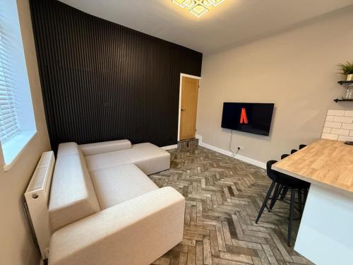 Offerton Apartment | Modern 3 Bed, Walk to Train Town