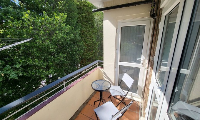 West Hill Apartment | Modern 3 bed Walking Distance to Wimbledon Tennis!