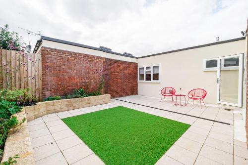 Hobbayne Apartment | Modern 3-Bedroom 2-Bathroom Flat with Garden at Hanwell
