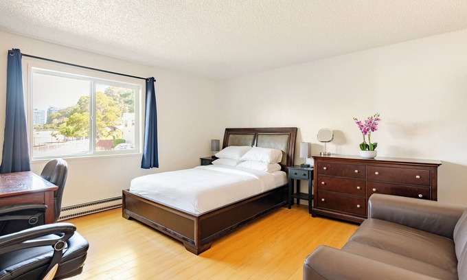 Albany Apartment | Modern 3-Bedroom 2 Bathroom Suite with AC, Perfect for Family and Work Group