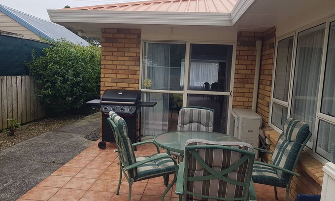 Waihi Beach House | Modern, 3 bedroom, 2 bathrooms, close to beach and all amenities, sleeps 11