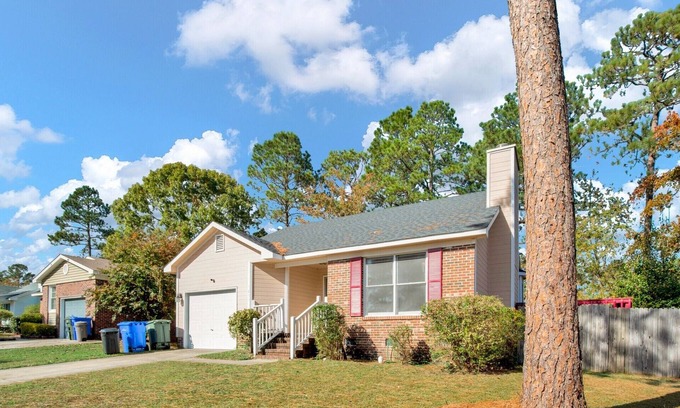 Fayetteville House | Modern 3 Bedroom 2 Bathroom Retreat