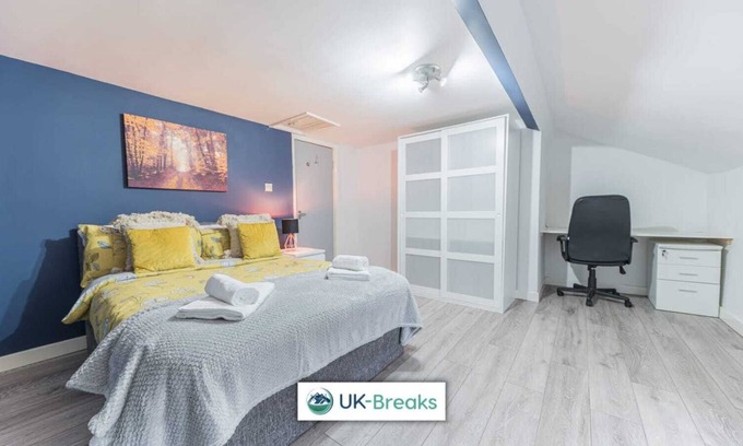 Egremont Apartment | Modern, 3 bedroom, 2nd floor apartment. 24hr check-in. Fast Wi-fi. Pet friendly