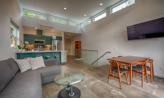 Central Okanagan House | Modern 3 bedroom, 3 en suites, dog friendly loft in McKinley
