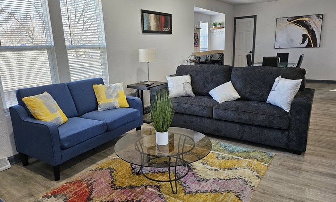 Des Moines House | Modern 3-bedroom, 3 minutes to DMS international Airport.