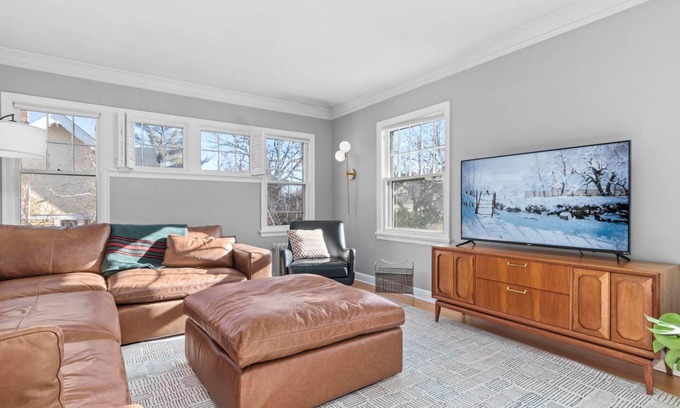 Kenwood Apartment | Modern 3 Bedroom Apartment - Kenwood - Lake of Isles - Parks - Quiet
