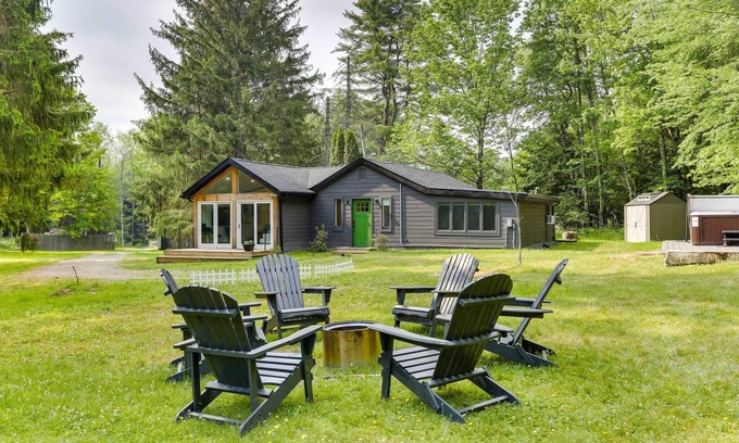 Monticello House | Modern 3-bedroom cabin with Hot Tub and Private Pond