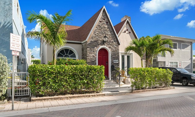 Hollywood House | MODERN 3 BEDROOM CASTLE IN HOLLYWOOD BEACH