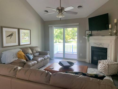 Bettendorf Apartment | Modern 3-bedroom condo with gas fireplace