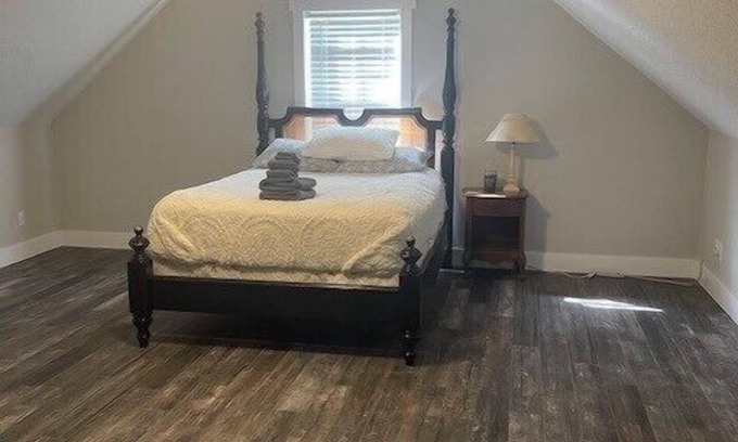 Camden House | Modern 3 bedroom - Gated Community!