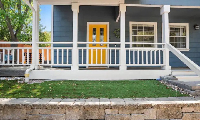 Atascadero House | Modern 3 Bedroom Home Spacious Front Porch