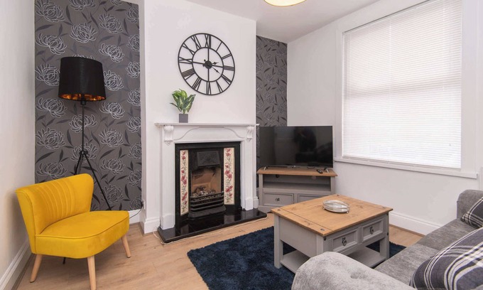 Rugby House | Modern 3 Bedroom Home in Central Rugby w Parking