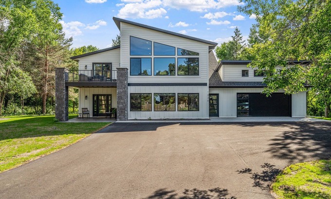 Alexandria House | Modern 3-bedroom House on Private Wooded Lot