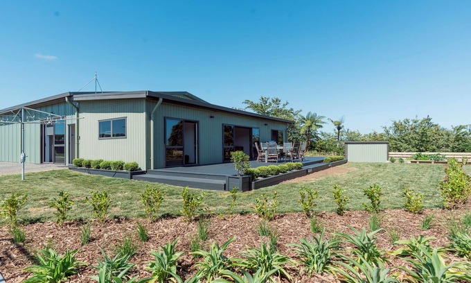 Rewa House | Modern 3 Bedroom Guesthouse in New Plymouth. Rural outlook so close to the city