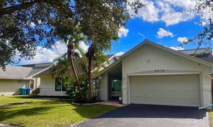 Lauderhill House | Modern 3-bedroom pool home with WiFi and AC 2 full bathroom in Lauderhill.