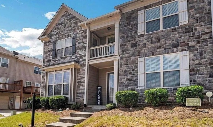 Fairburn House | Modern 3-bedroom townhome minutes away from Atlanta International Airport