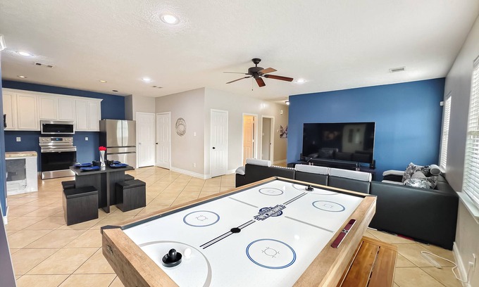 Cloverleaf House | Modern 3 Bedroom with 85" TV, Air Hockey, BBQ, Ping Pong, Foosball & More