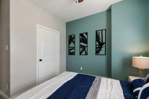 Cloverleaf House | Modern 3 Bedroom with 85 Inch TV