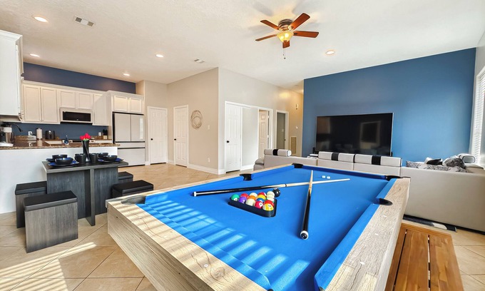 Cloverleaf House | Modern 3 Bedroom with Tons of Games, Pool Table, Ping Pong, 85" TV, BBQ, & More