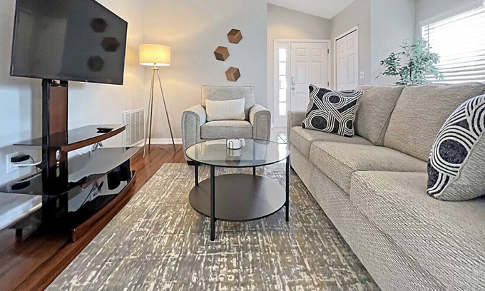 Oak Grove Apartment | Modern 3 BR Home with Large Garage, Fenced Yard
