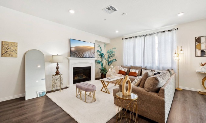 Sun City House | Modern 3000 sqft 5BR/3.5BTH, Gated Yard, Garage