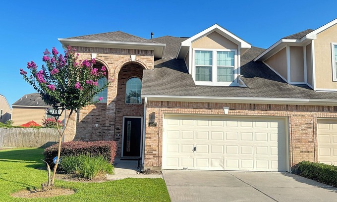 Bammel House | Modern 3BD/2.5BA Gated Townhome in Great Location! Close to Everything!