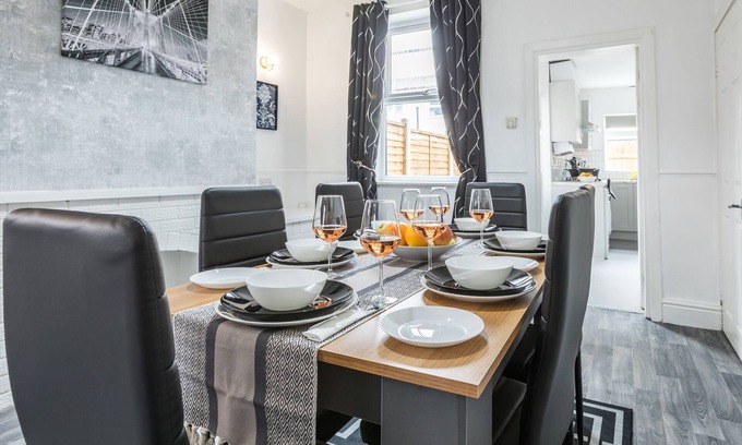 Swinton House | Modern 3BD House, free parking, Manchester/Salford
