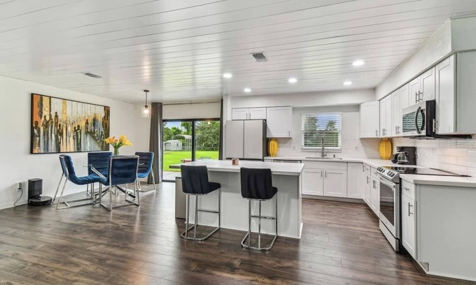 Wesley Chapel South House | Modern 3bed, 2bath House in Wesley Chapel, with EV Charging Outlet, AC, & WiFi.