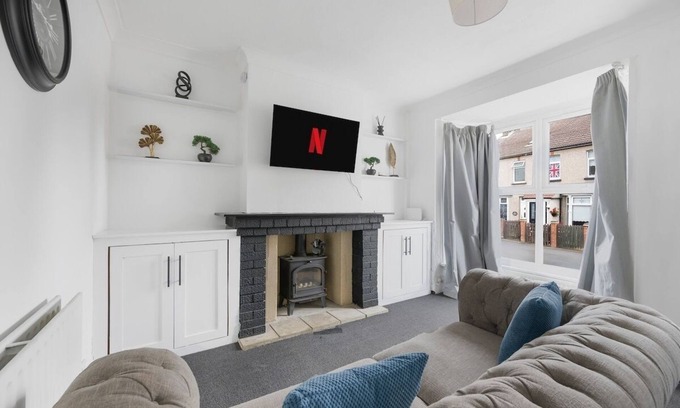 Stanford-le-Hope House | Modern 3Bed | A13/M25/Basildon Hospital | Sleeps 6