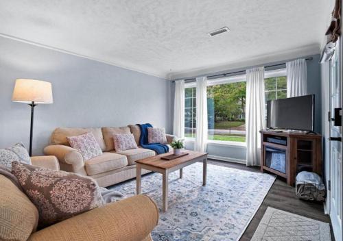 Parma Heights House | Modern 3Bed Home Near CLE With Private Backyard