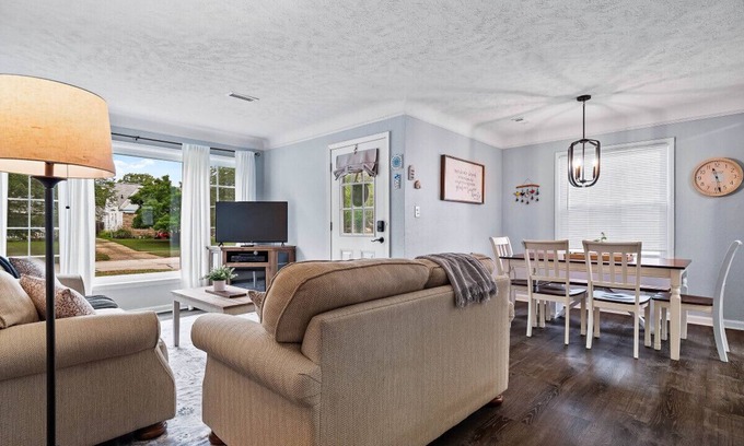 Parma Heights House | Modern 3Bed Home Near CLE With Private Backyard