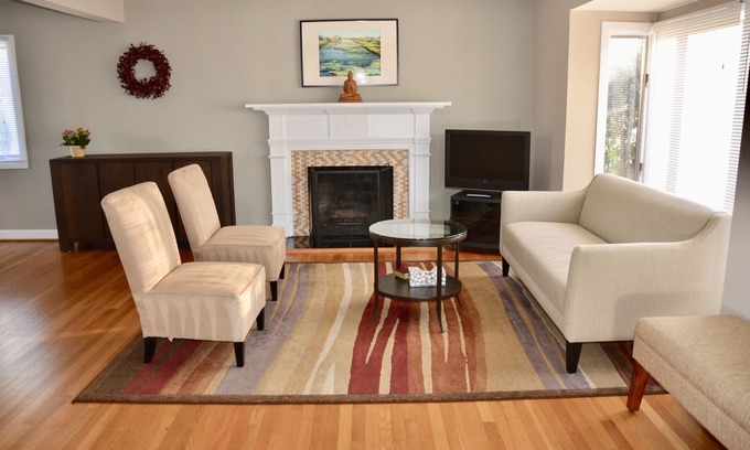 Alexandria West House | Modern 3BR/2BA, Free parking, 9 miles to DC, minutes to 395-495