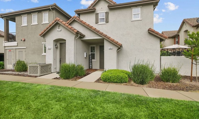 Folsom House | Modern 3BR/3BA Folsom Retreat