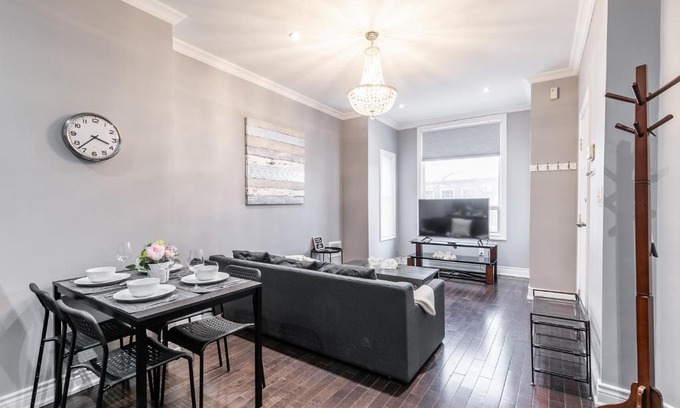 Little Italy Apartment | Modern 3BR Apt in the heart of Trinity Bellwoods