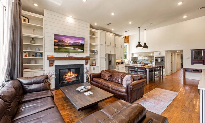 Downtown Knoxville Condo | Modern 3BR Condo Walk to Downtown & UT + Parking